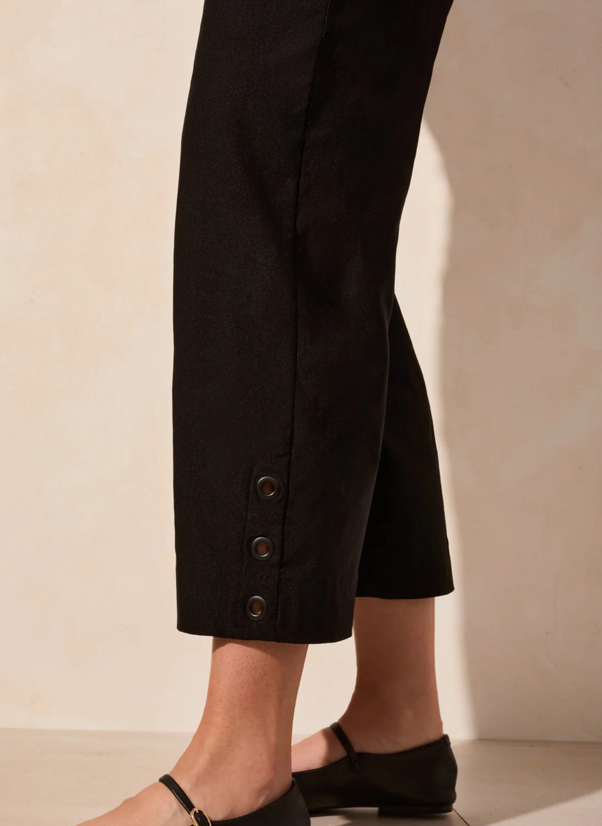 Pull-On Capri w/Eyelets - Black